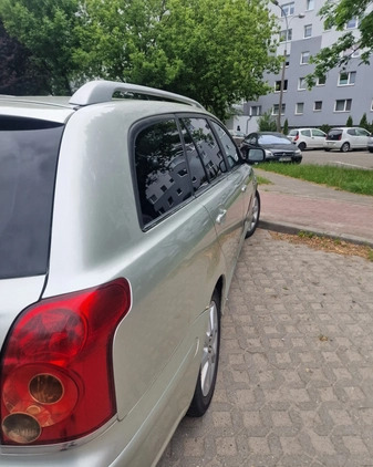 Toyota Avensis cena 10250 przebieg: 163875, rok produkcji 2003 z Poznań małe 92